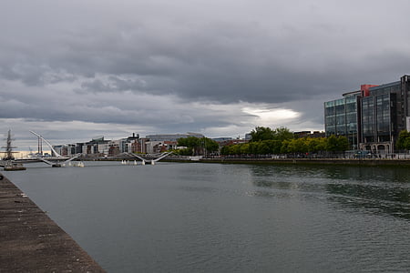 Irland, Dublin, Liffey floden, Bridge, Park