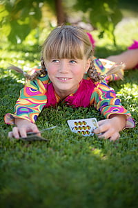 bērnu, meitene, spēlēt, ārā, vasaras, kartes, spēļu kārtis