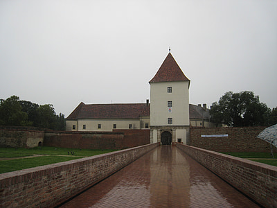 Sárvár, slottet, Bridge, vollgrav, regnfull, regnvær