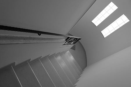 interior casa, escaleras, blanco y negro