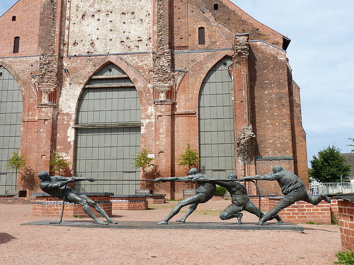tug of war, monument, wismar, mecklenburg, historically, old town, church