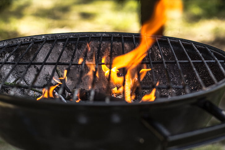 Grill, seizoen op de grill, brand, lege grill, grillen, krijgen van vuur te branden, aanmaakhout