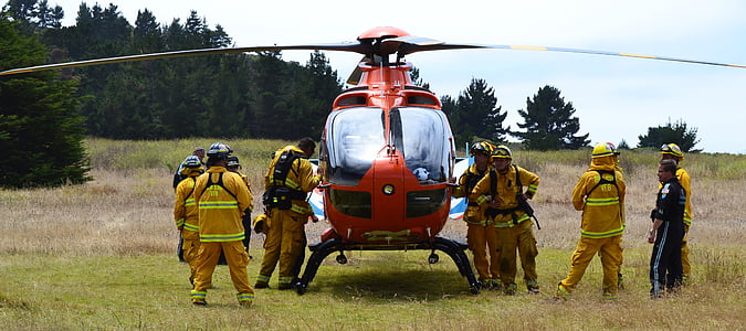 Sraigtasparnis, gelbėjimo, skubios pagalbos, medicinos, orlaivių, vyrai, lauke