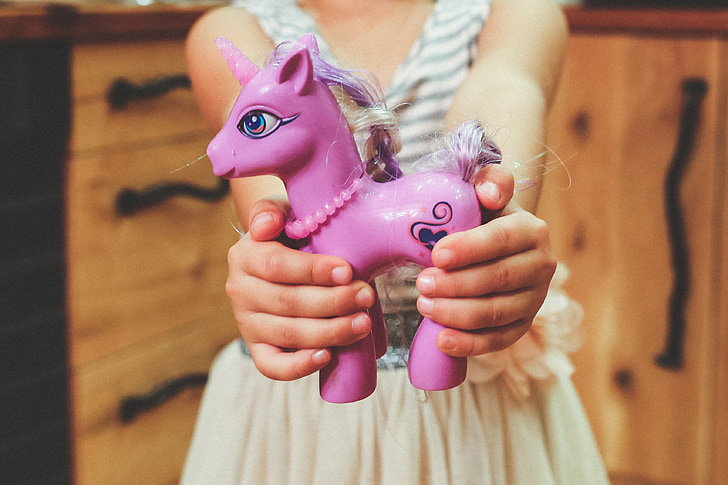 играчка, еднорог, кон, лилаво, дете, хлапе, ръце