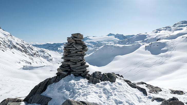 Cairn, bergen, vinter snö, waymarks, Schweiz, Ticino bedrettotal, christallina
