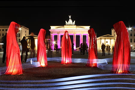 cinco, persona, usando, rojo, mantos de, puerta de Brandenburgo, edificio