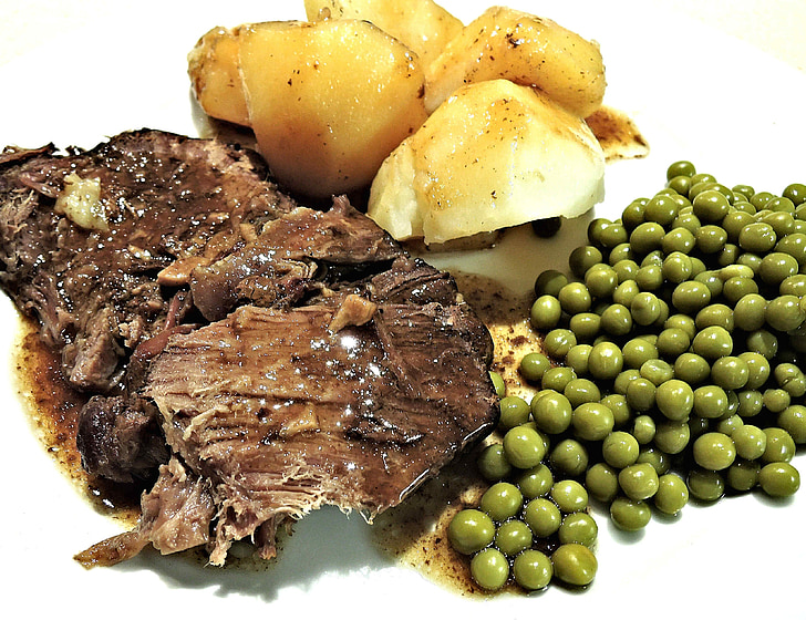 Pečené hovädzie mäso, pomalé varenie, červené víno, hrášok, zemiaky, cesnak, jedlo