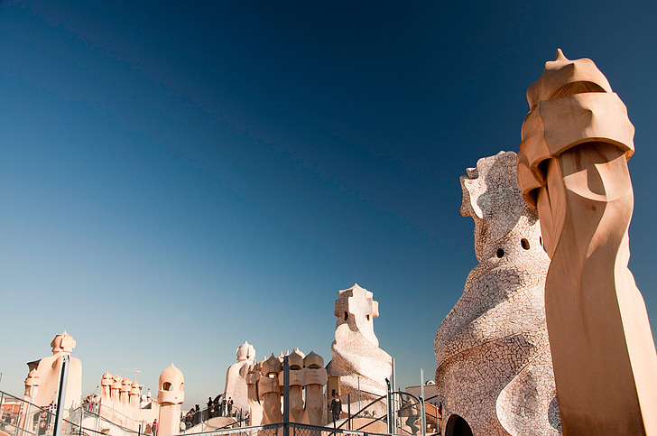 Casa mila, Gaudi, Spanien, soligt, sten, skulptur, takterrass