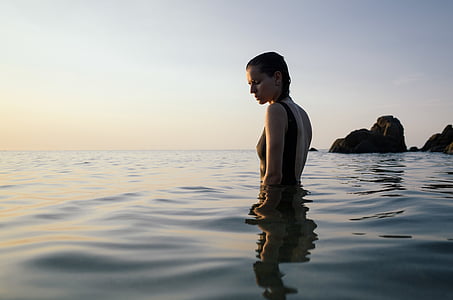γυναίκα, φορώντας, κολύμβησης, κοστούμι, στέκεται, Μέση, στη θάλασσα