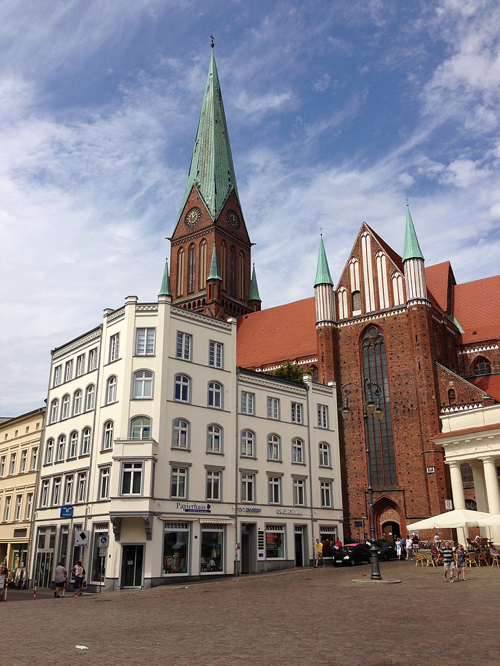 Schwerin, Mecklenburg-West-Pommeren, hoofdstad van de staat, marktplaats, kerk