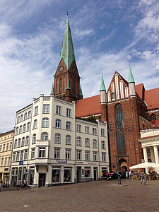 Schwerin, Mecklenburg-West-Pommeren, hoofdstad van de staat, marktplaats, kerk