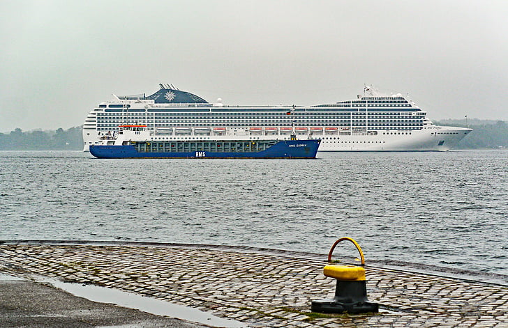 Kieler firth, havneinnløpet, cruiseskip, lasteskip, inngangen til den nord-ostsee-kanal, Kiel-holtenau, fast