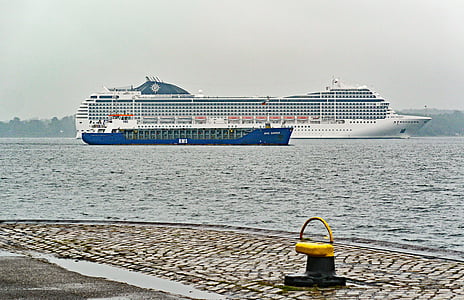 Kieler firth, Hafeneinfahrt, Kreuzfahrtschiff, Frachter, Eingang zu den Nord-Ostsee-kanal, Kiel-holtenau, behoben