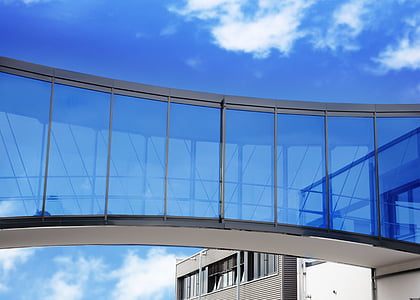 het platform, blauwe hemel, brug, gebouw, verbinding, daglicht, glas