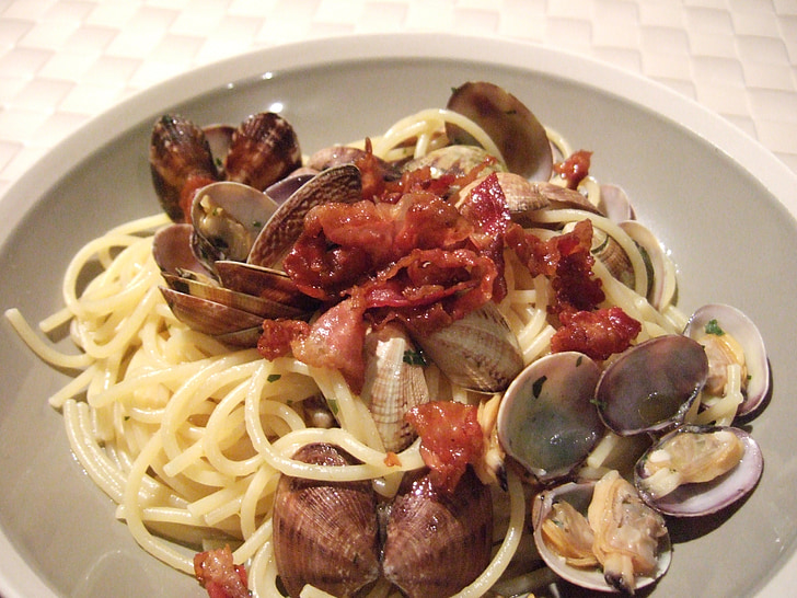 Spaghetti, vongole, pancetta affumicata