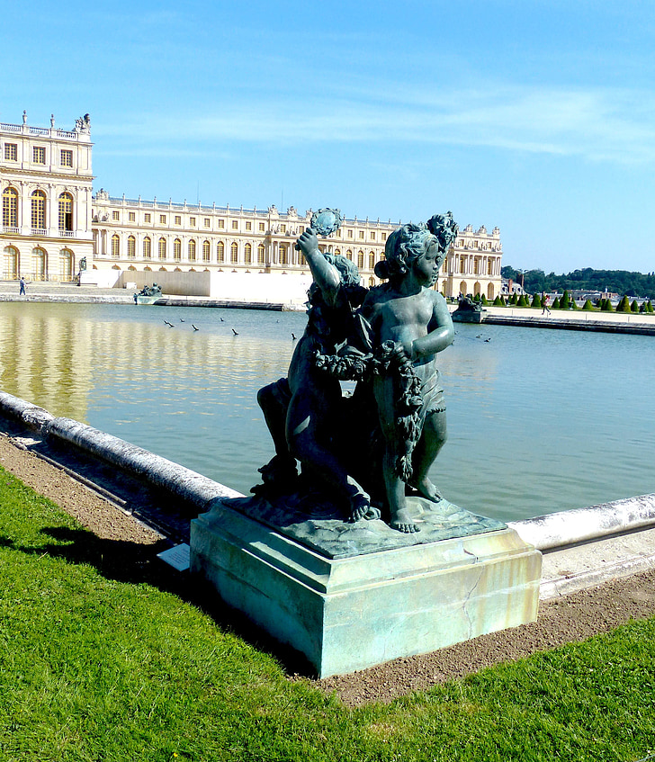 Versalles tancat, Parc del castell, figura