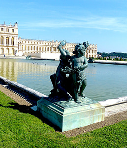 cerrada Versalles, Parque del castillo, Figura