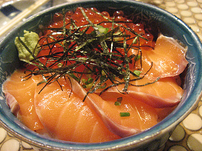 salmão delicioso, ovas de salmão, arroz de salmão