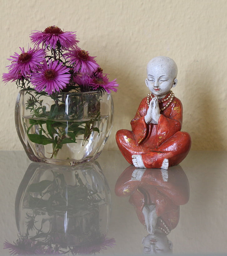 Kinder-Figur, Buddha, Aster, Spiegelung, Tisch aus Glas