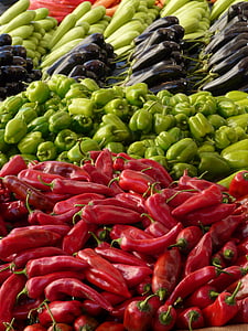 marknaden, grönsaker, paprika, röd paprika, grön paprika, äggplanta, utmärker