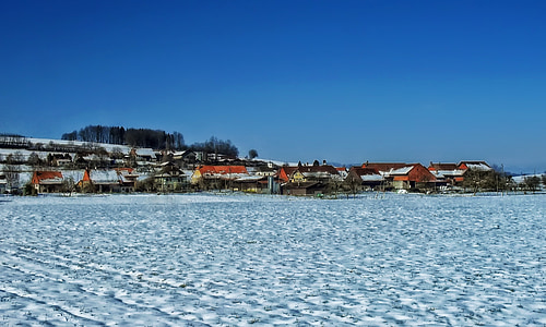 Forel-sur-lucens, Švajčiarsko, Village, domy, domy, zimné, sneh