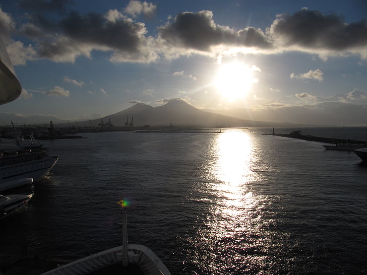 Vesuv, voda, slunce, pohled na lodi