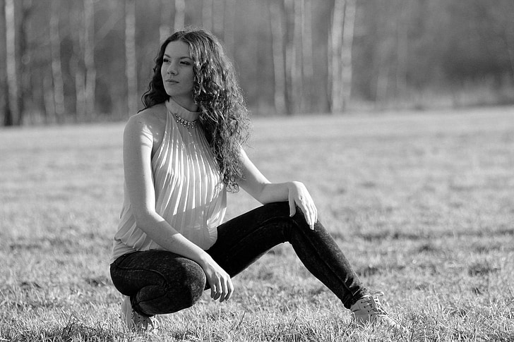 Mustavalkoinen valokuva, vaihteeksi, Katrin pozuje, ulkona, niitty, Tyttö, hiukset