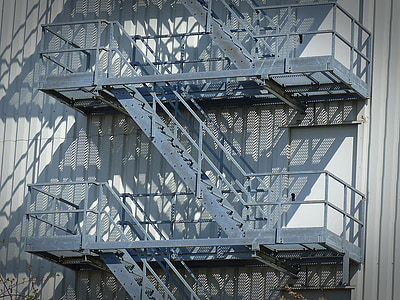 schodiště, úniková cesta, kov, ocel, dokončení schodiště, po nouzovém žebříku, bezpečnost