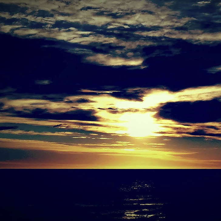 Dawn, solen, havet