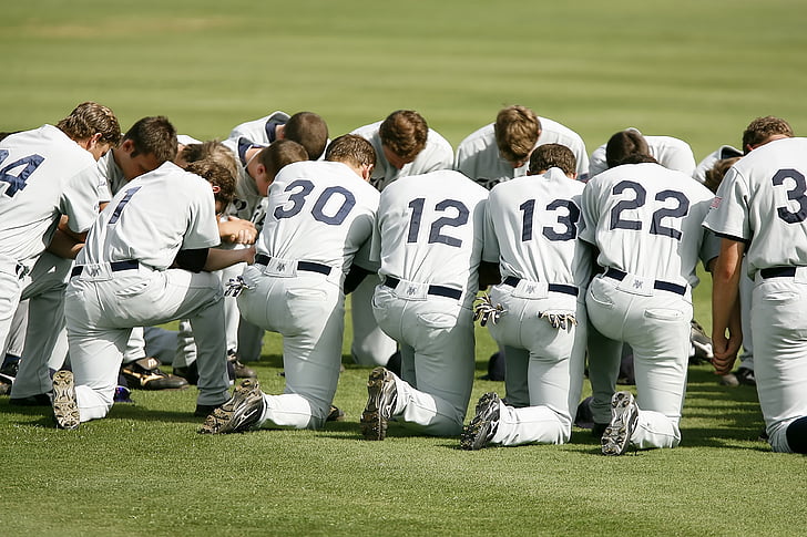 бейзболен отбор, молитва, на колене, pregame, лека атлетика, играчите, трева