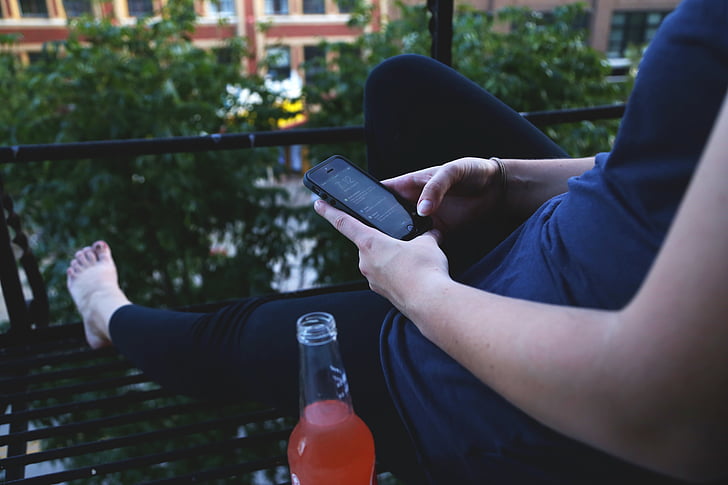 ābolu, balkons, dzesēšana, meitene, iPhone, relaksējoša, viedtālrunis