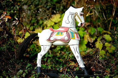 cavall balancí, cavall de fusta, joguines, Roca, jardí