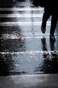 žmonės, ėjimo, lietus, šlapiame kelyje, kelių, gatvė, vandens
