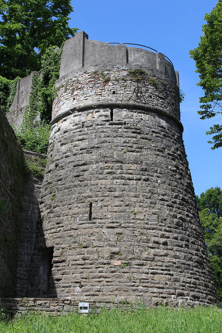 Торре, Замок, фортифікації, середньовічна вежа