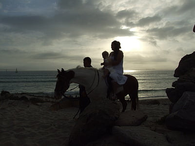 zirgs, saulriets, debesis, siluets, ģimenes, zirga mugurā, vakarā