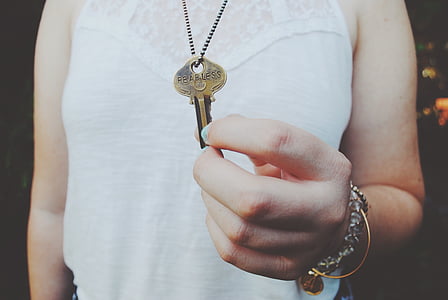 nyckel, Holding, hand, kvinna, pearless, hängande, halsband