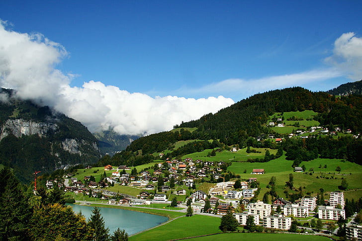 Sveits, imponerende Titlis, snø fjell, landsbyen, skog, isen smelter, liten by