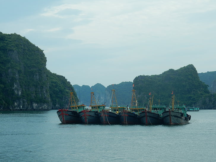 Baía de Halong, Vietnã, Barcos, água, montanhas, carste, rochas karst
