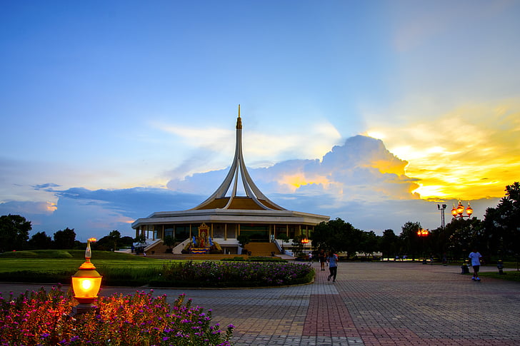 puutarhassa rauhallisella, Hall rachamongkol, rentoutua, liikunta, kuningas rama ix puisto, Bangkok, Thaimaa
