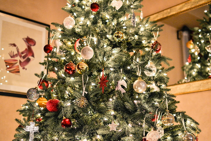 zaļa, koks, asorti, dekori, Ziemassvētki, gaismas, rotājumi