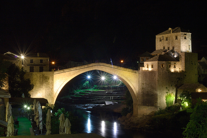 Bosnia-Hercegovina, Hercegovina, Mostar, gamle broen, ombygd, natt