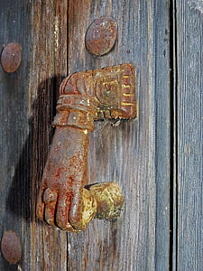 Proklouz, ruka, staré dveře, dřevo, železo