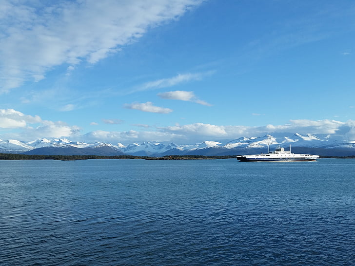 în prim-plan, Panorama, Fiordul, mare, cer albastru, munte, iarna