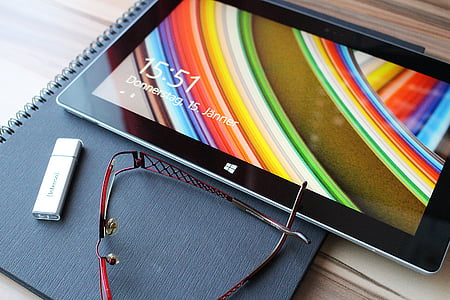 Tablet, tela de toque, óculos de leitura, stick USB, vara de dados, óculos, cartão de memória
