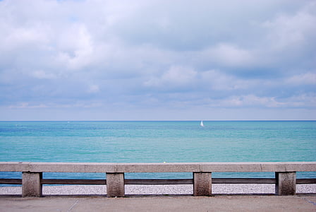 Meer, Frankreich, Etretat, Frieden des Verstandes, Urlaub, eine einsame weiße Segel, Wasser