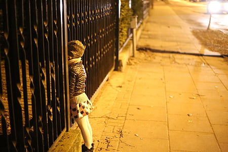 надничаше, малко момиче, дете, оградата, блян, момичета, улица