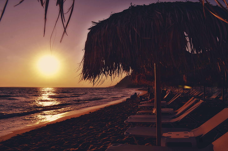 Sunset beach seascape, solstolar och parasoller, Seaside, sommar, Sivota, Parga, Grekland
