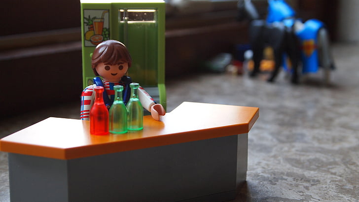 jouer, homme de brindille, Playmobil, bouteilles, compteur, rebord de fenêtre