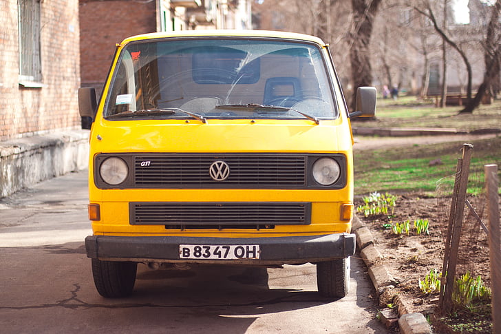 jaune, Volkswagen, Van, à côté de, brun, mèche, maison