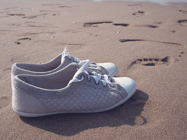 batai, sportiniai bateliai, paplūdimys, smėlio
